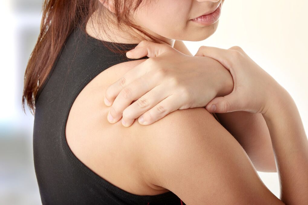 L'ostéochondrose cervicale peut s'accompagner de douleurs aux épaules. 